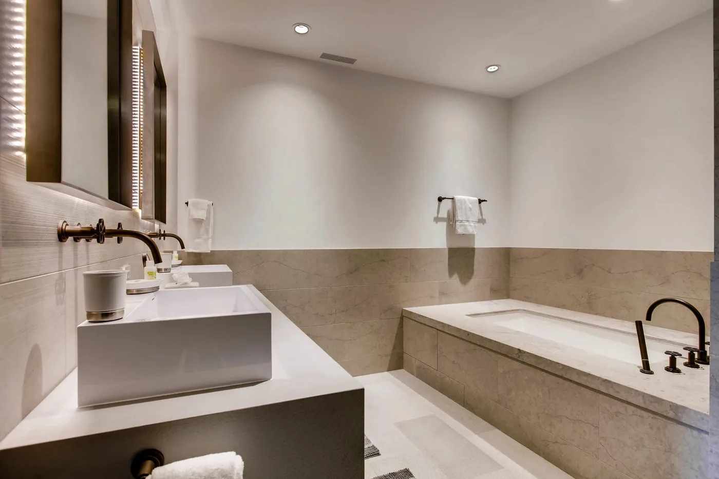 Un baño luminoso con una bañera larga y un amplio lavabo.