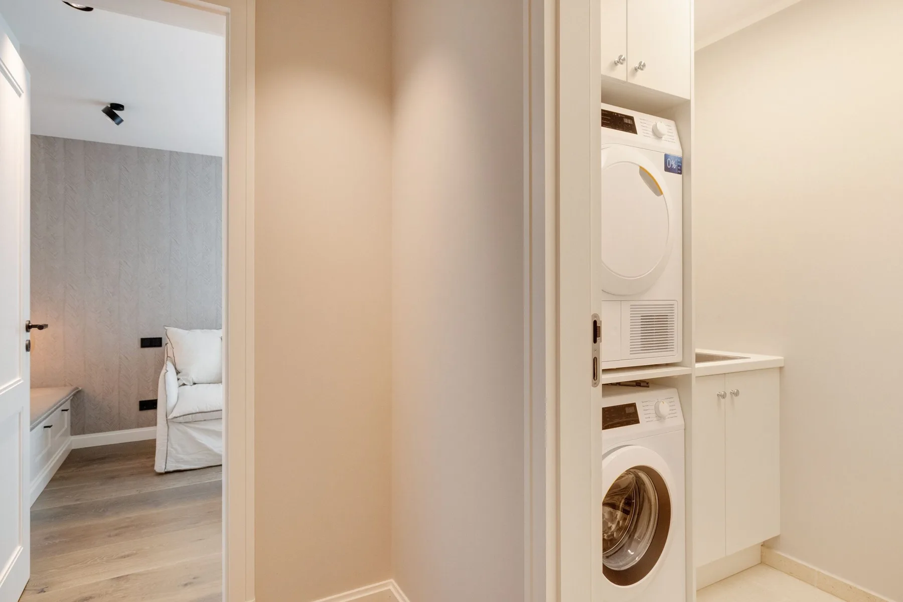 Hausteil mit 5 Räumen im EG, UG, OG ca. 200 m² Nutzfläche
