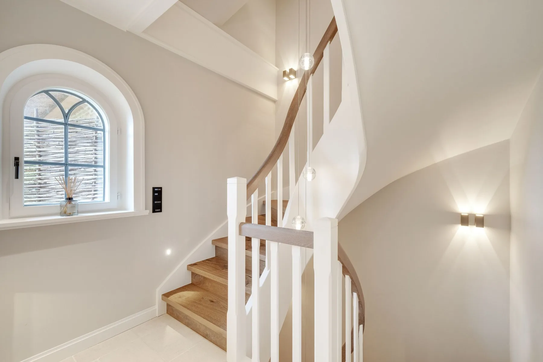 Hausteil mit 5 Räumen im EG, UG, OG ca. 200 m² Nutzfläche