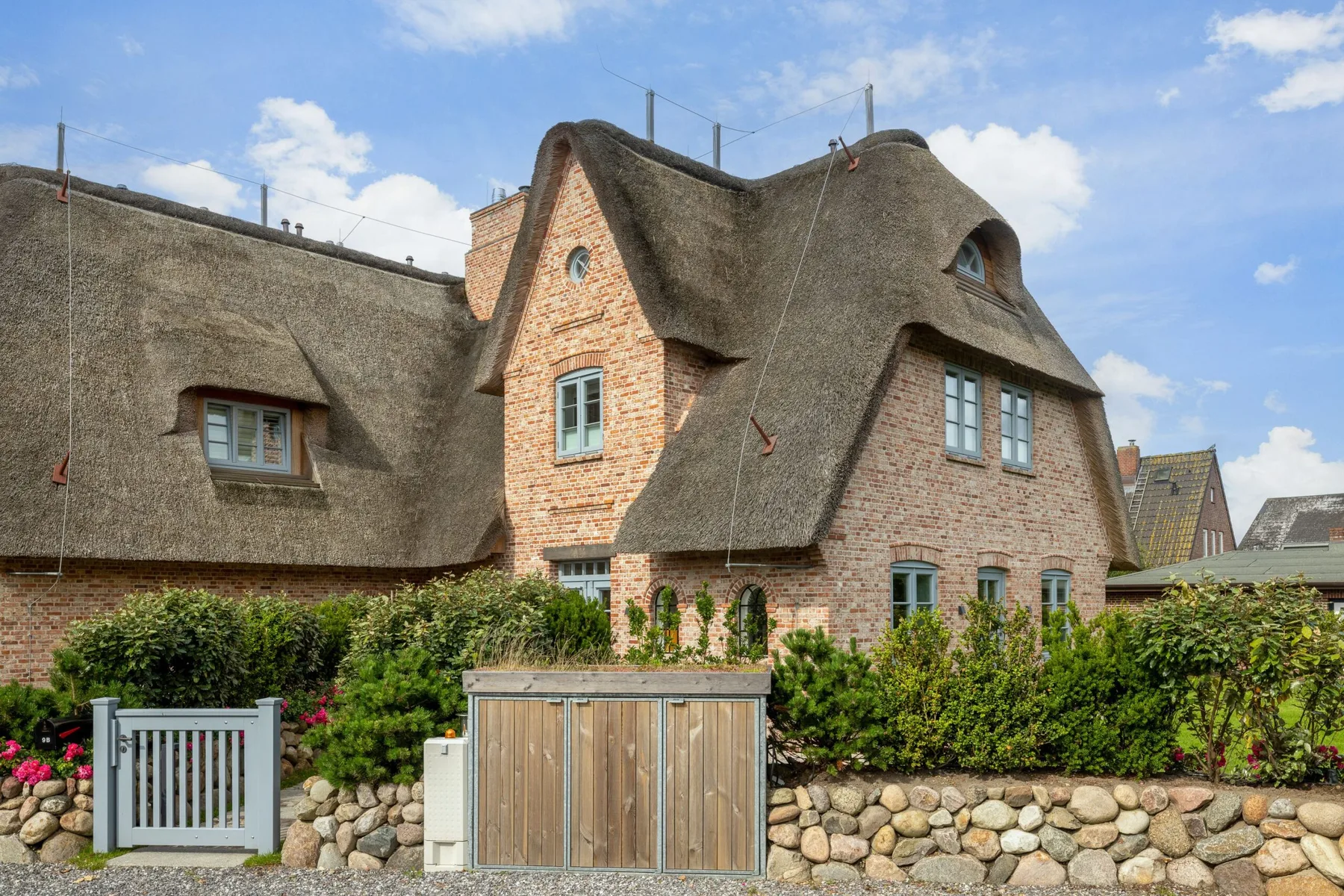Hausteil mit 5 Räumen im EG, UG, OG ca. 200 m² Nutzfläche