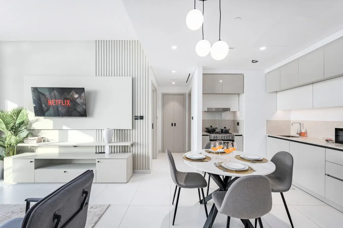 Una luminosa sala de estar y comedor de planta abierta con mesa y cocina.