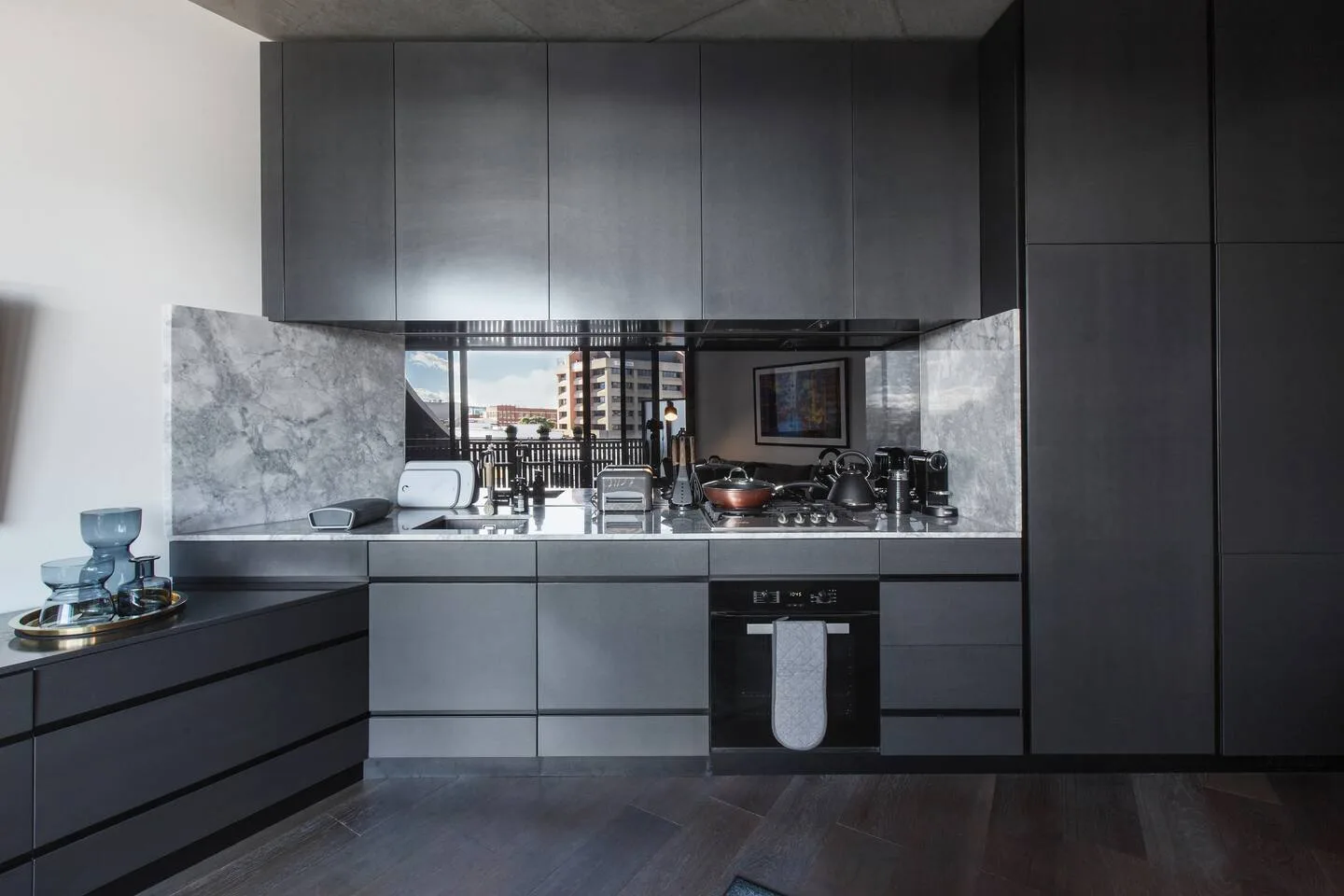 Cocina con facilidad en la elegante cocina, equipada con placa de cocina, horno, microondas, lavavajillas y frigorífico, perfecta para preparar desayunos sencillos o algo rápido de comer antes de salir.