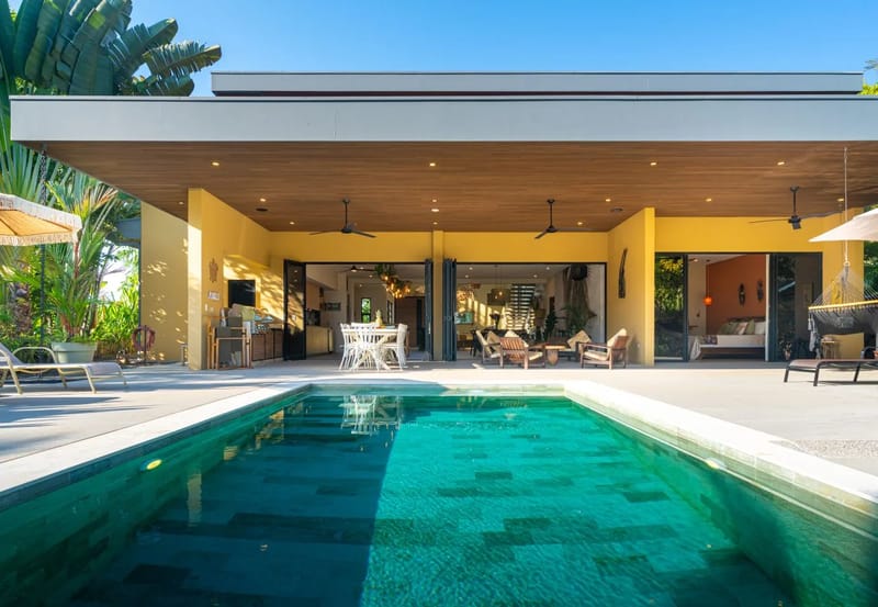 Villa en Esterillos Este - Villa Assinie, casa frente a la playa con acceso directo al océano