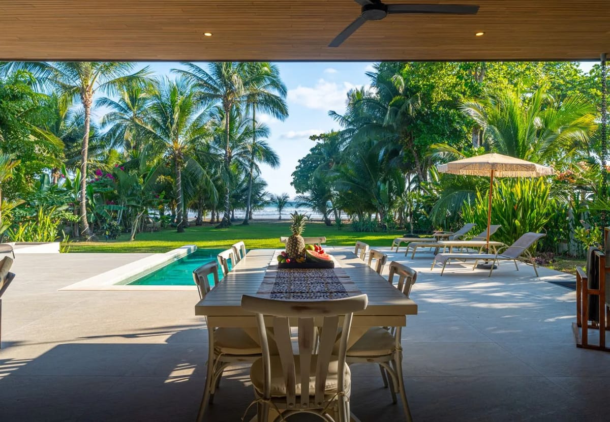 Villa en Esterillos Este - Villa Assinie, casa frente a la playa con acceso directo al océano