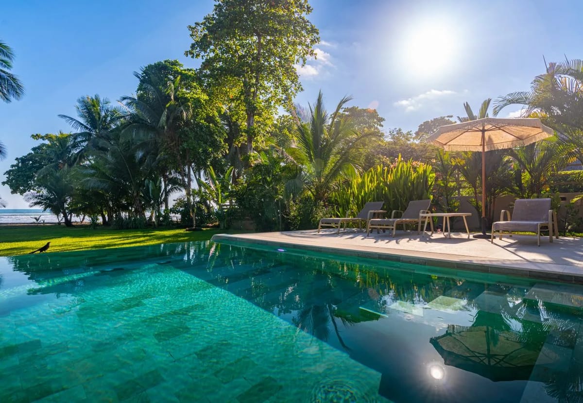 Villa en Esterillos Este - Villa Assinie, casa frente a la playa con acceso directo al océano