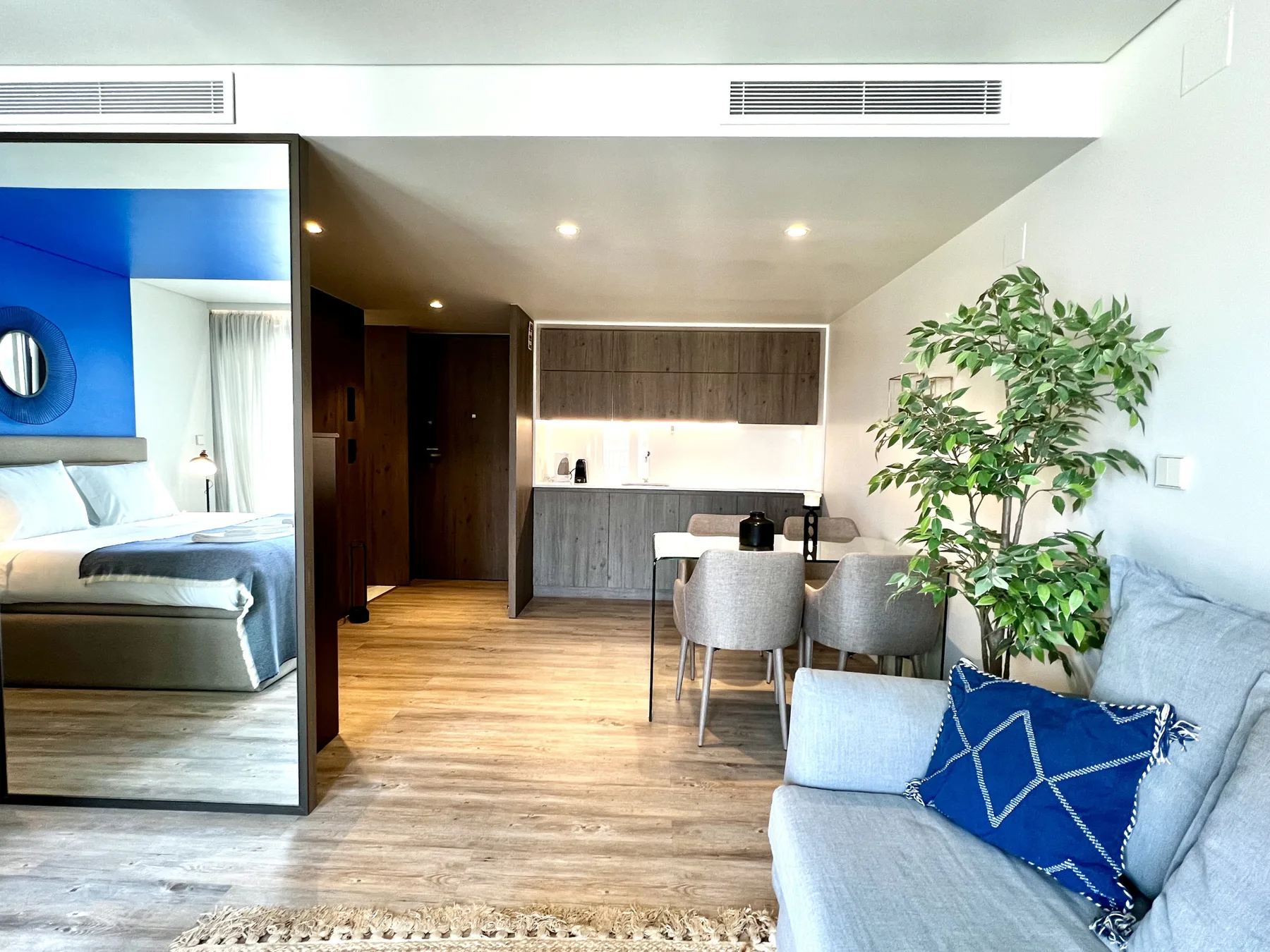 Un estudio diáfano cuenta con cama, comedor y zona de estar.