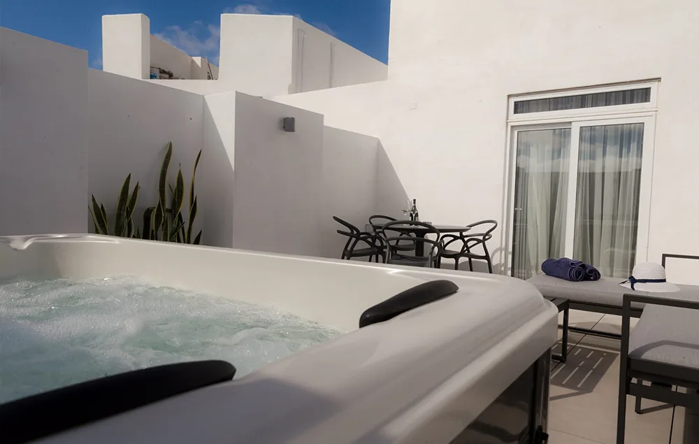 Habitación doble con terraza con jacuzzi al aire libre