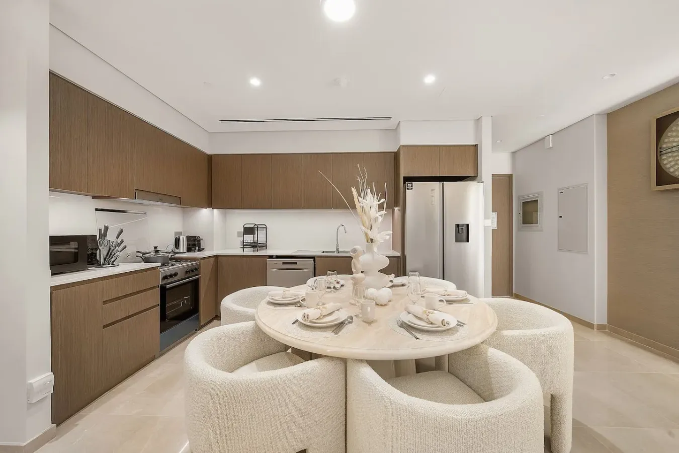 Cocina y comedor modernos con una mesa redonda y asientos alrededor.