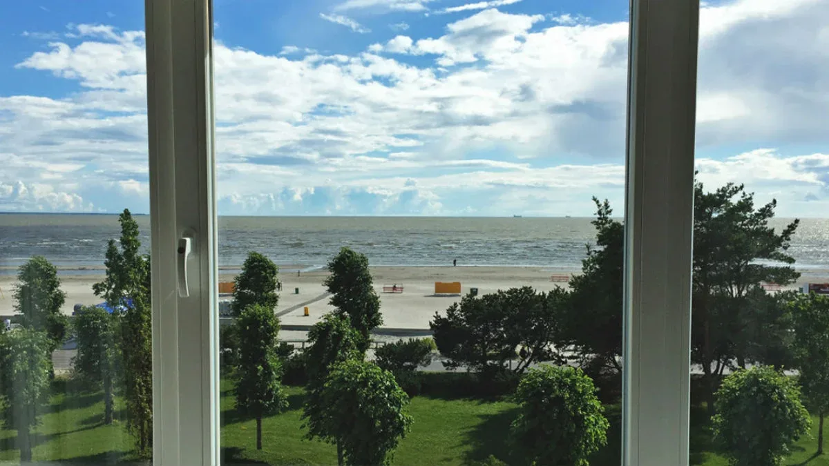Habitación con dos camas individuales y vistas al mar