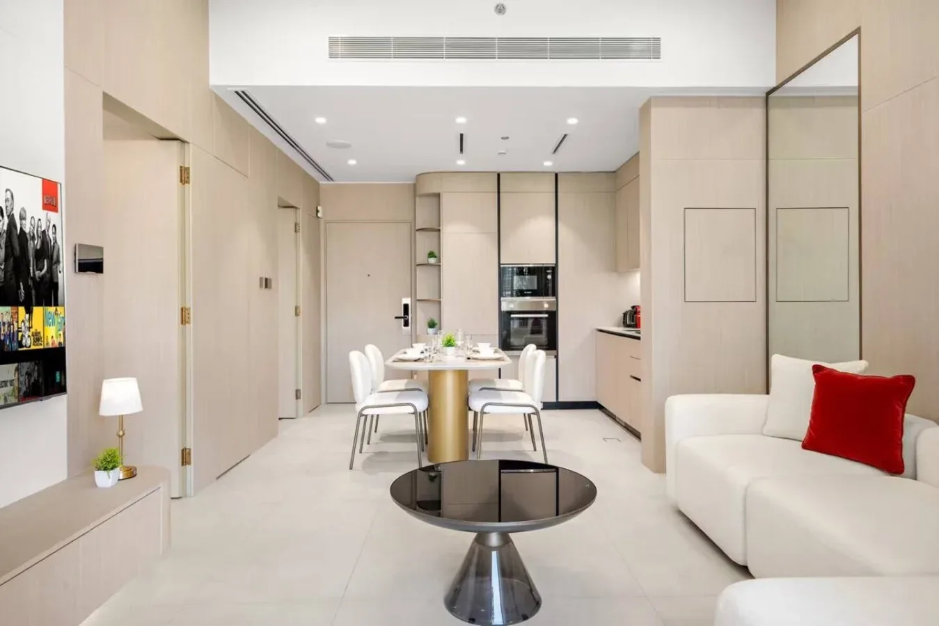 Una luminosa sala de estar y comedor modernos con sofá blanco y mesa de comedor.