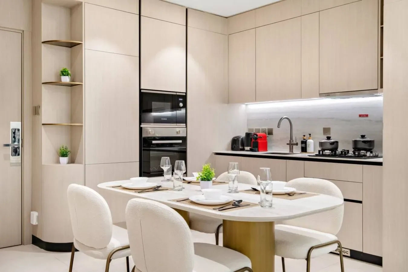 Una cocina moderna y comedor con una mesa puesta junto a la encimera.