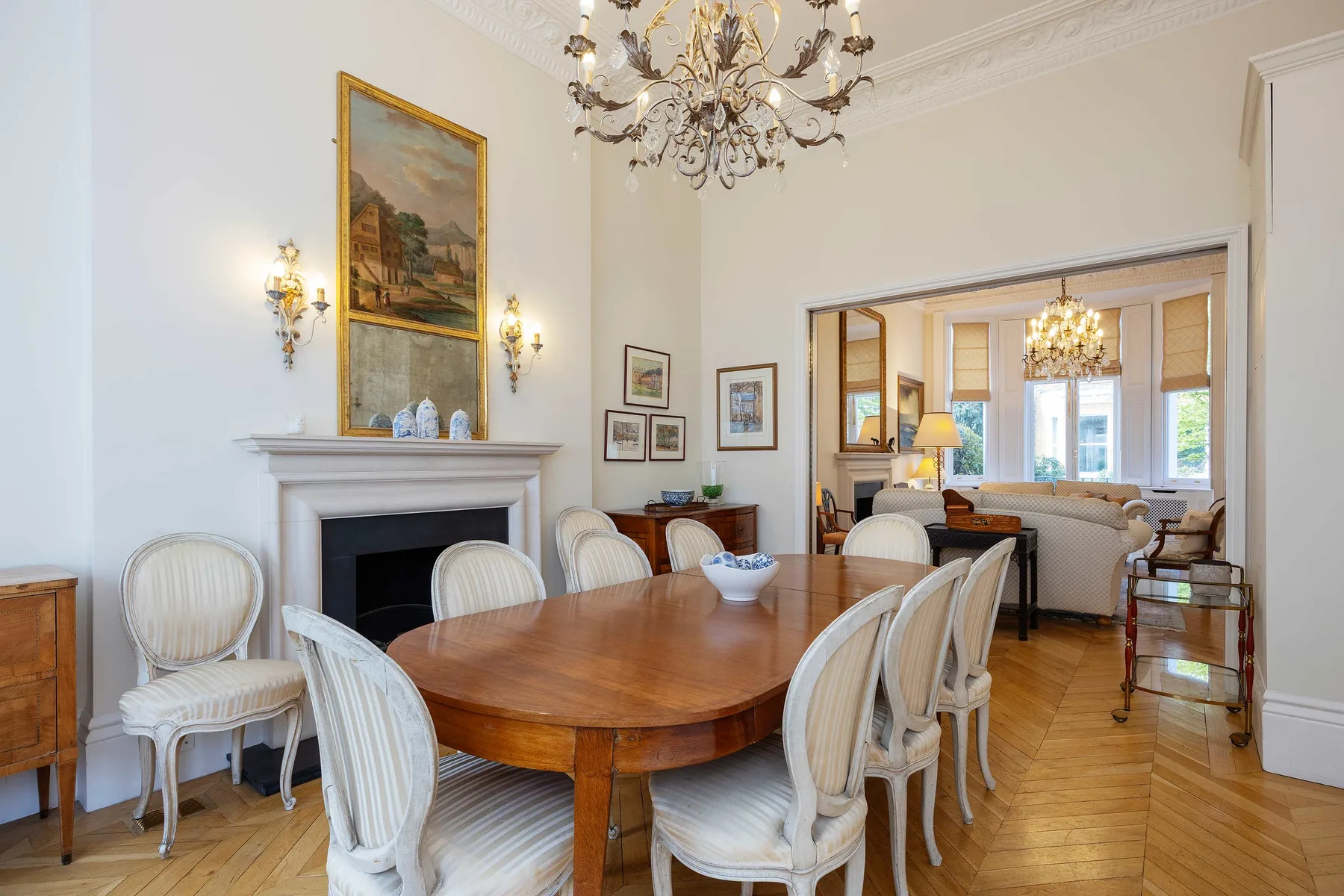 Un comedor formal con una mesa grande de madera y una chimenea.