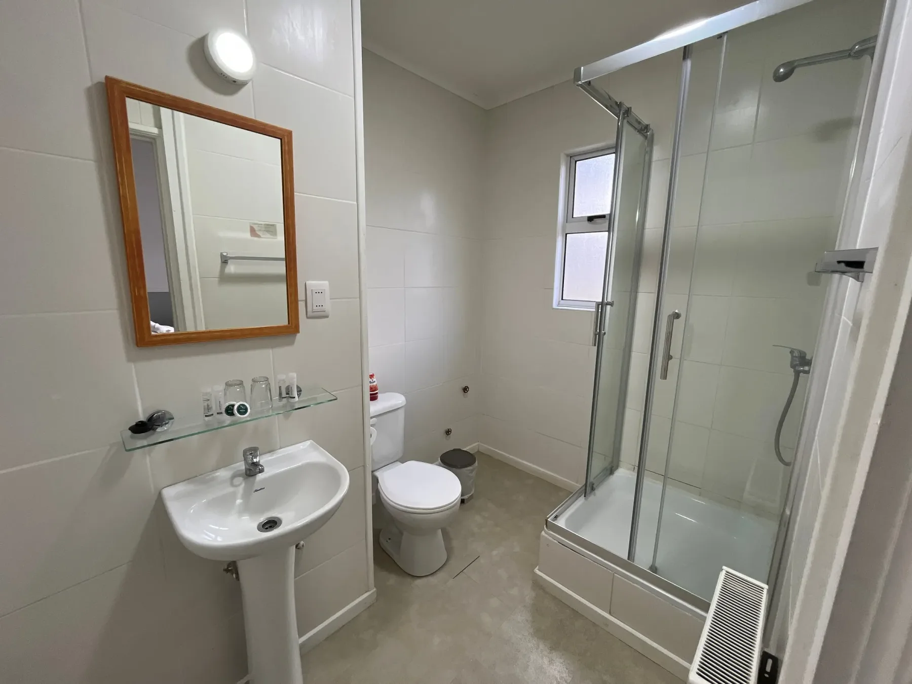Baño de la habitación individual