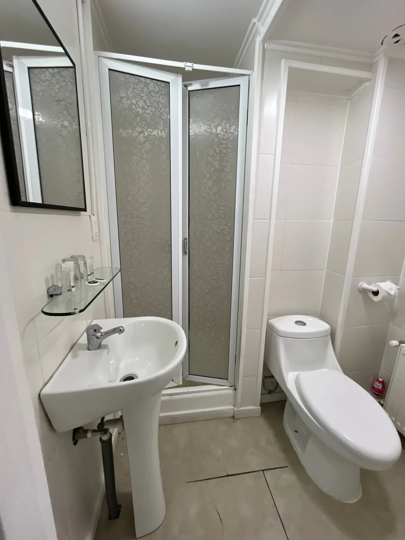 Baño privado con ducha, lavabo y espejo
