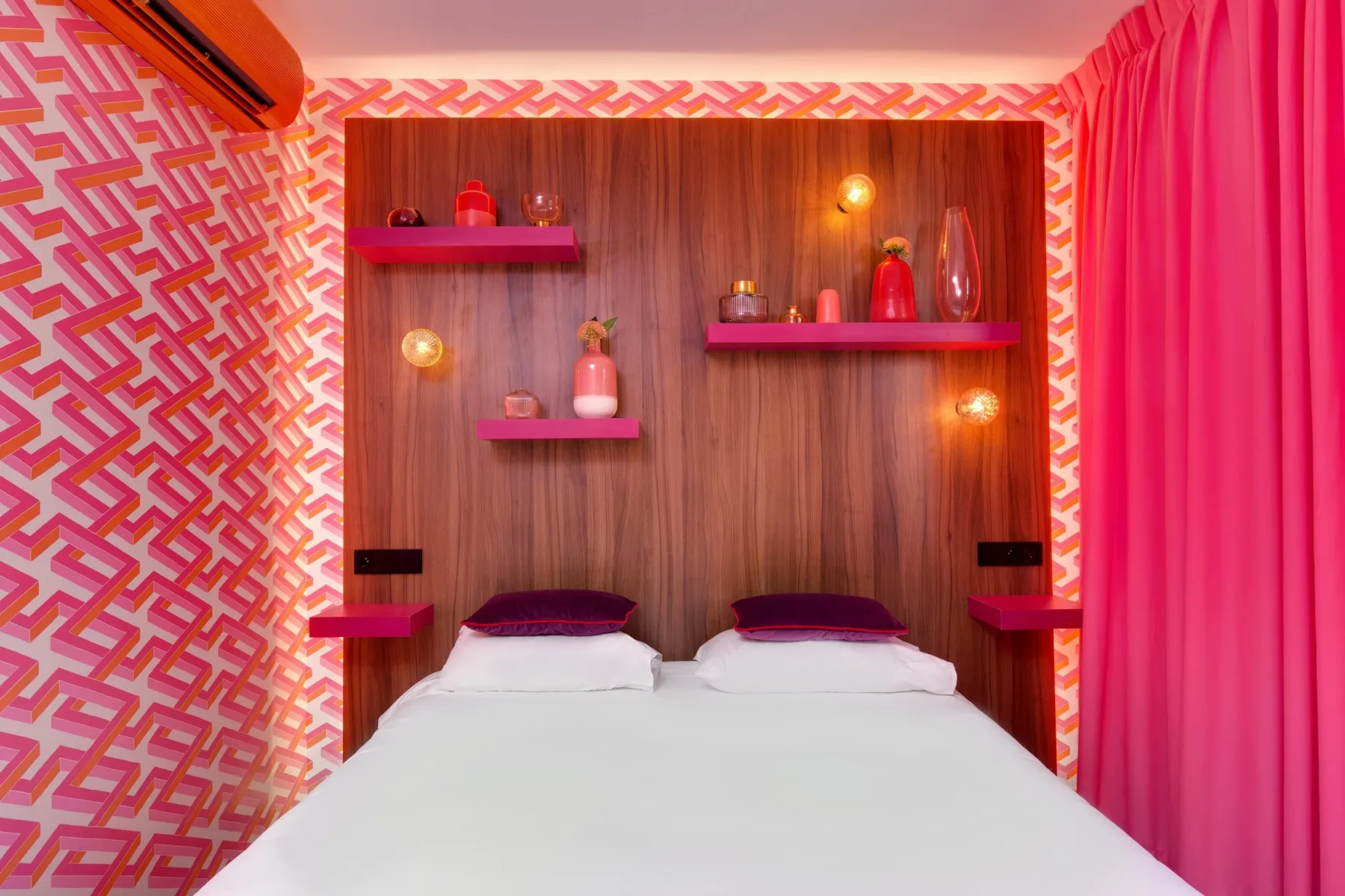 Habitación de lujo con alcoba e iluminación ambiental