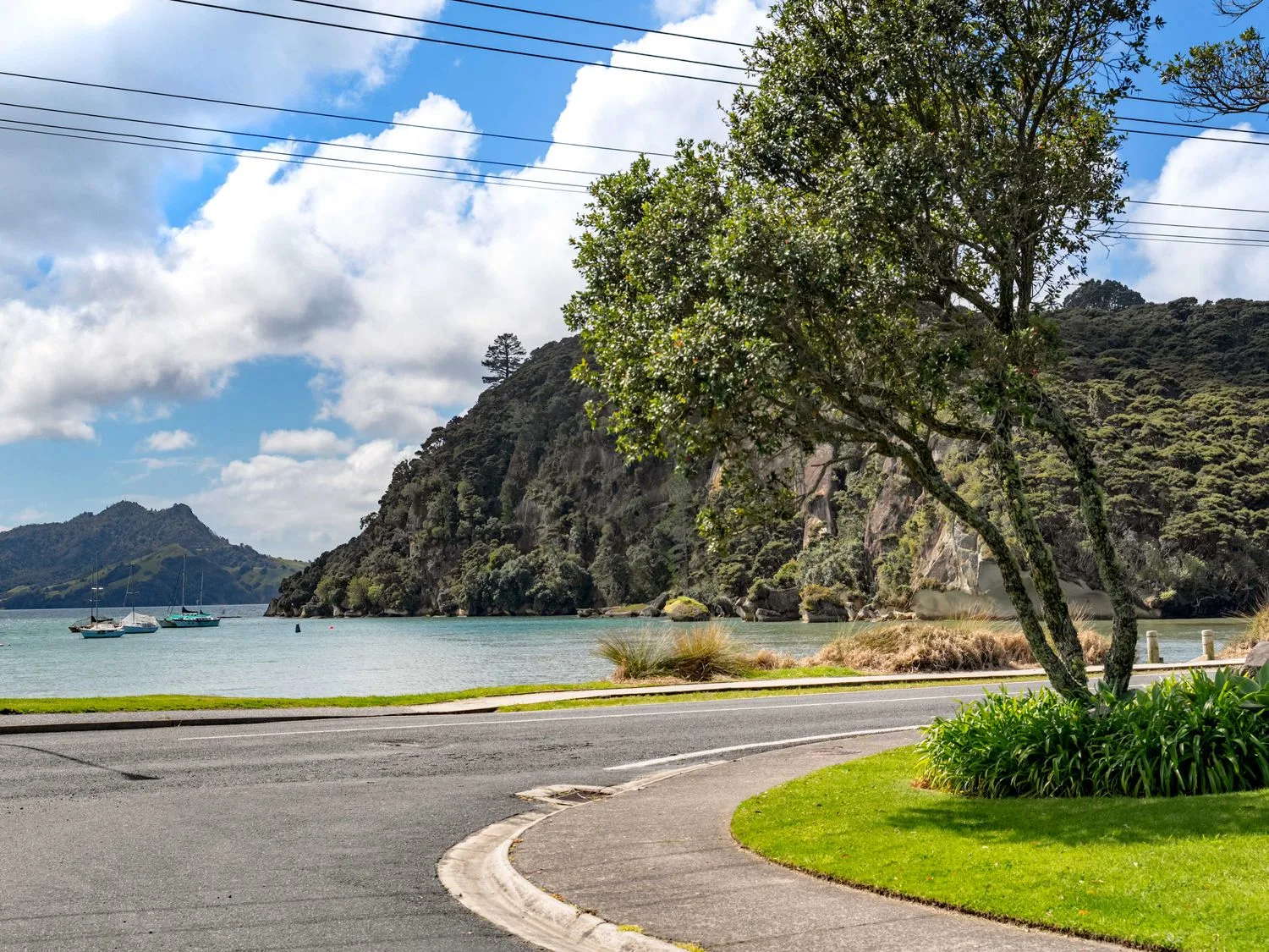 Una vista del agua y de barcos cerca de colinas en The Cove Escape - Cooks Beach