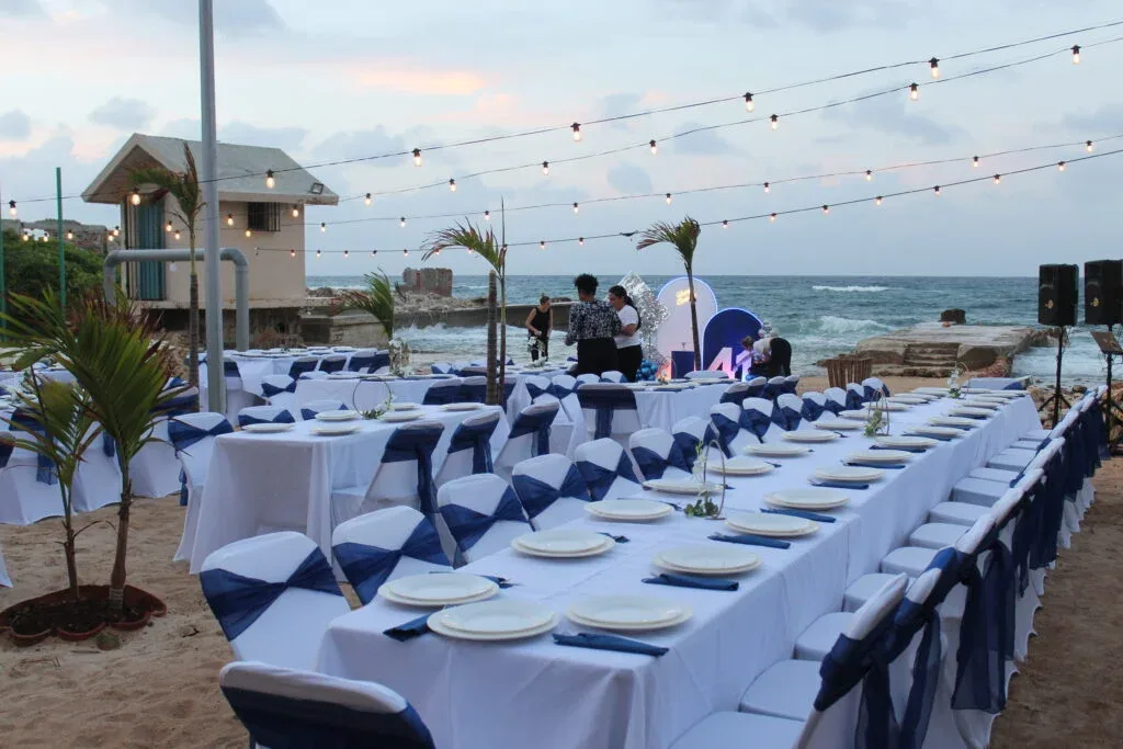 Zona de comedor para una fiesta en la playa