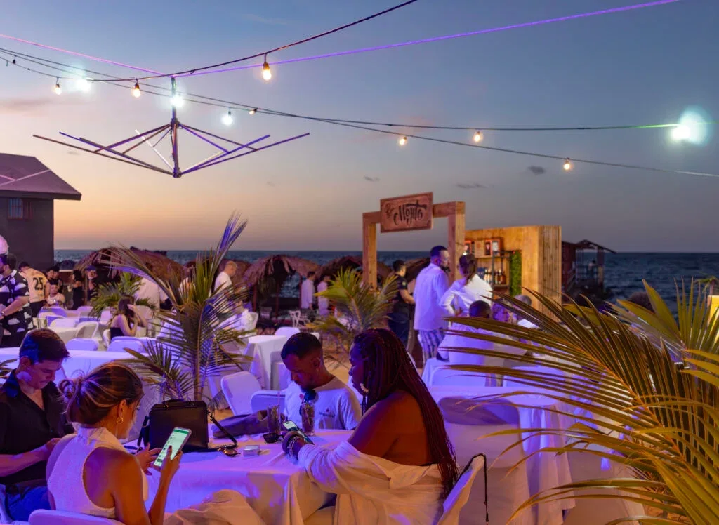Fiesta en la playa por la noche