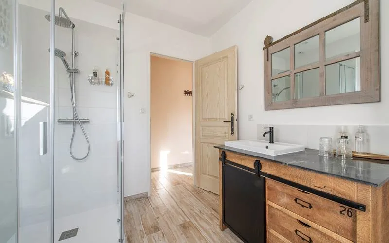 Le Poulailler guest-room shower room