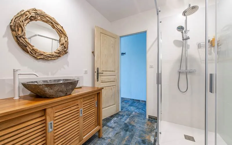 Le Partage des Eaux guest-room shower room