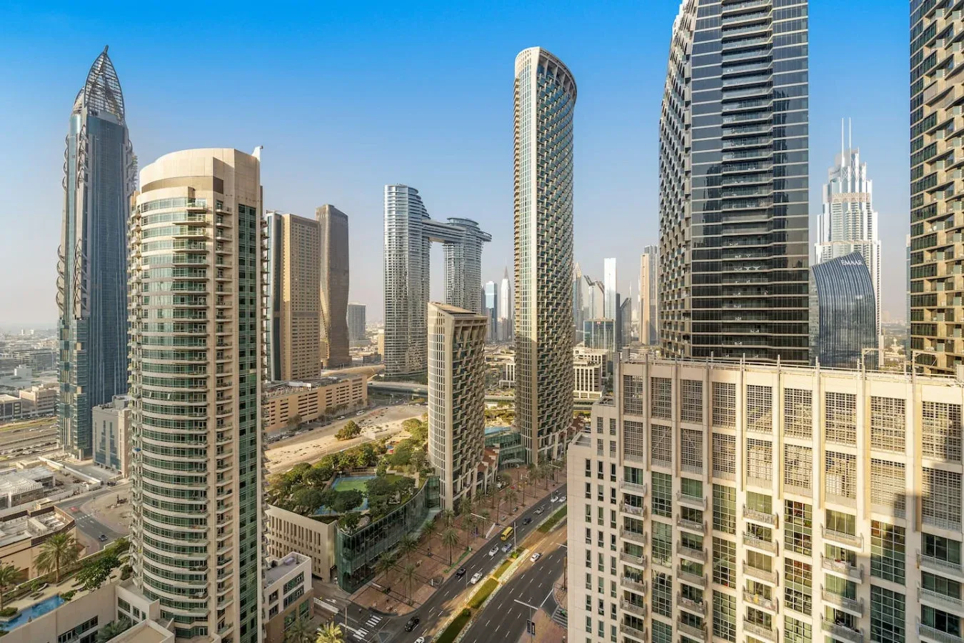 Un horizonte urbano de edificios modernos junto a una carretera de varios carriles.