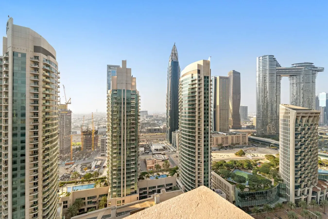 Un horizonte urbano con edificios modernos de gran altura y grúas de construcción.