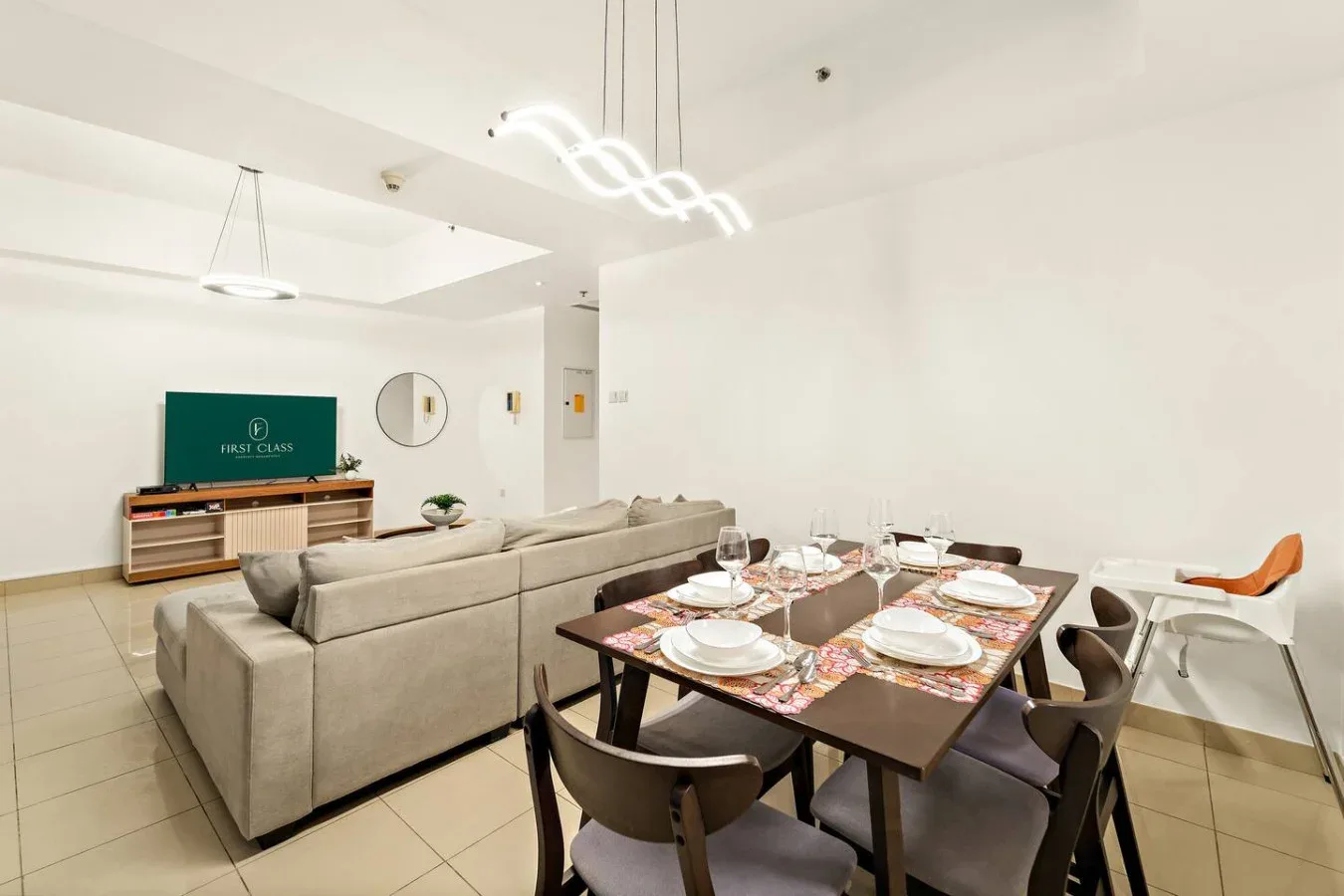 Una luminosa sala de estar y comedor con televisor y mesa de comedor.