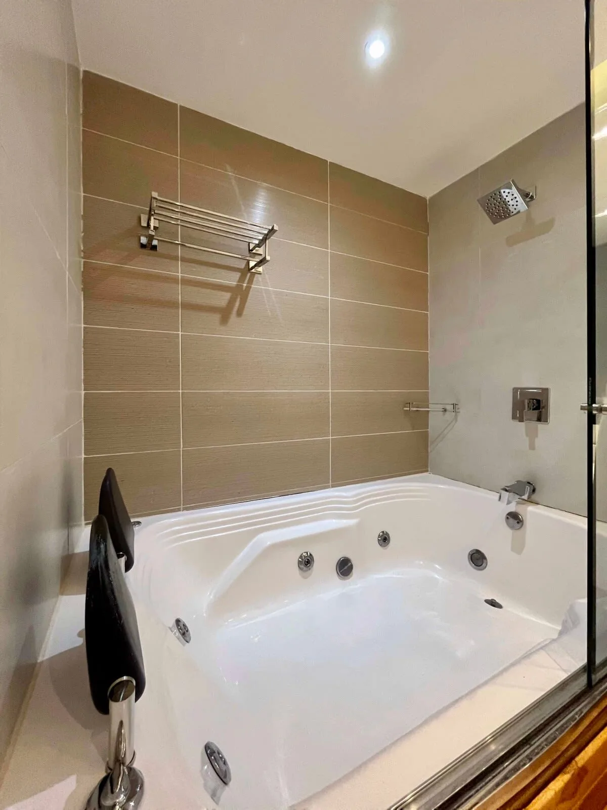 Bright 1BR in San Patricio w/ Gym