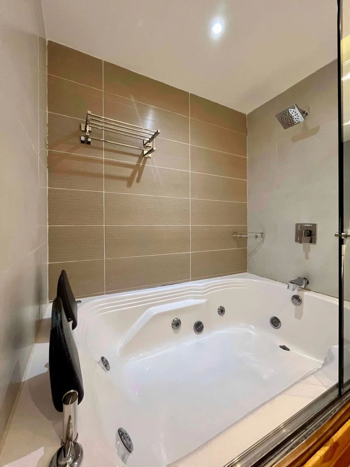 Bright 1BR in San Patricio w/ Gym