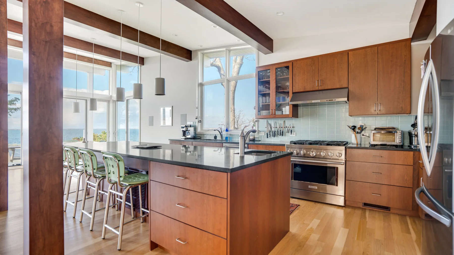 Una cocina moderna y luminosa con una isla central y electrodomésticos de acero inoxidable.