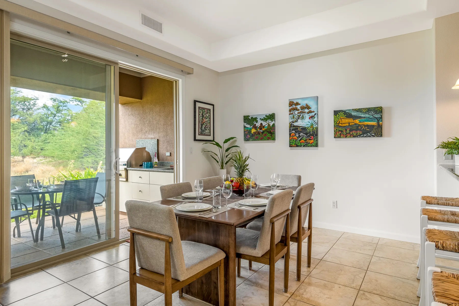 Comedor con una mesa de madera junto a puertas corredizas de vidrio que dan a un patio.