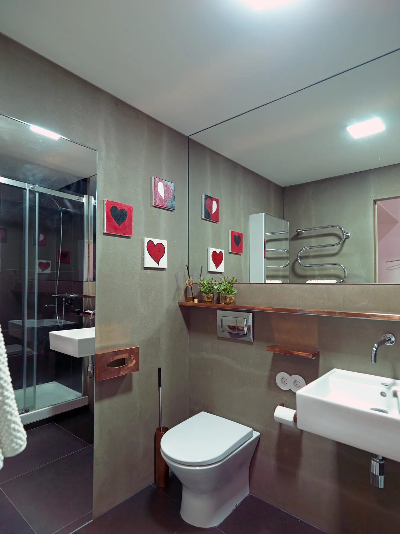 Un baño moderno con ducha, inodoro y lavabo.