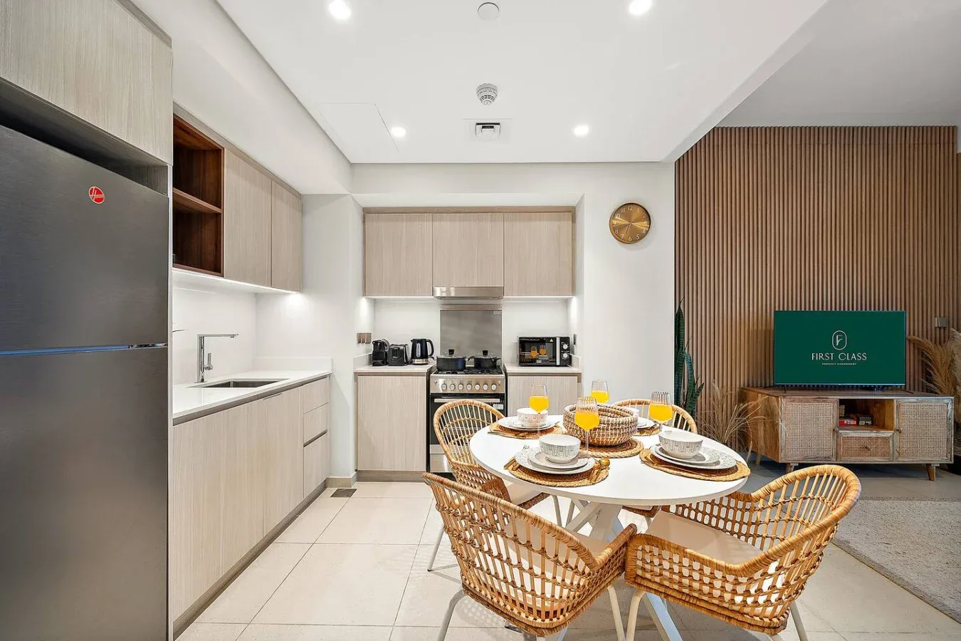 Una luminosa cocina-comedor abierta con una mesa redonda preparada para comer.