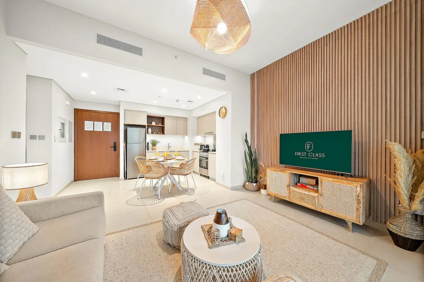Una luminosa sala de estar y comedor de concepto abierto con televisor y mesa de comedor.
