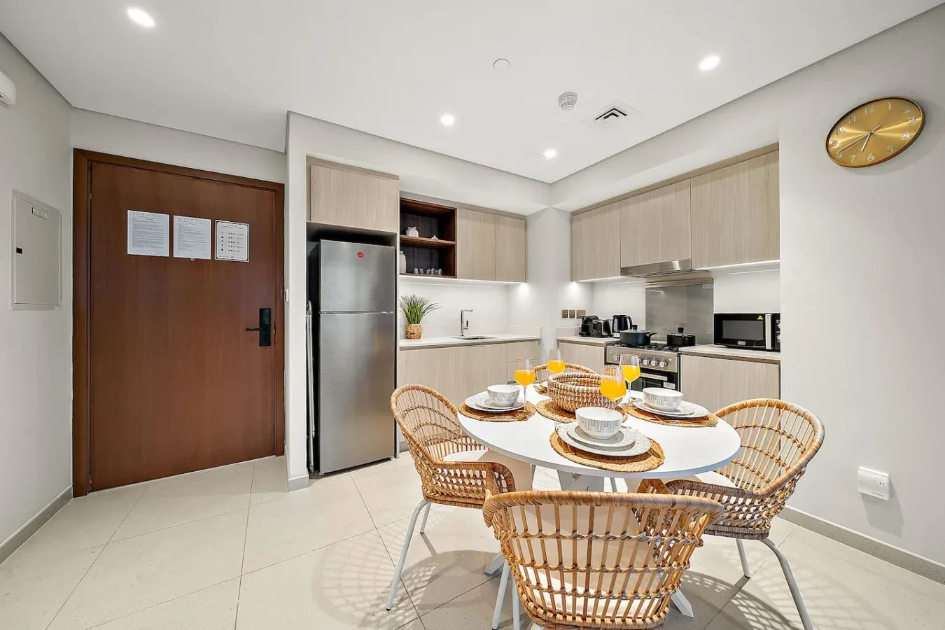 Una cocina luminosa con gabinetes claros y una mesa puesta.
