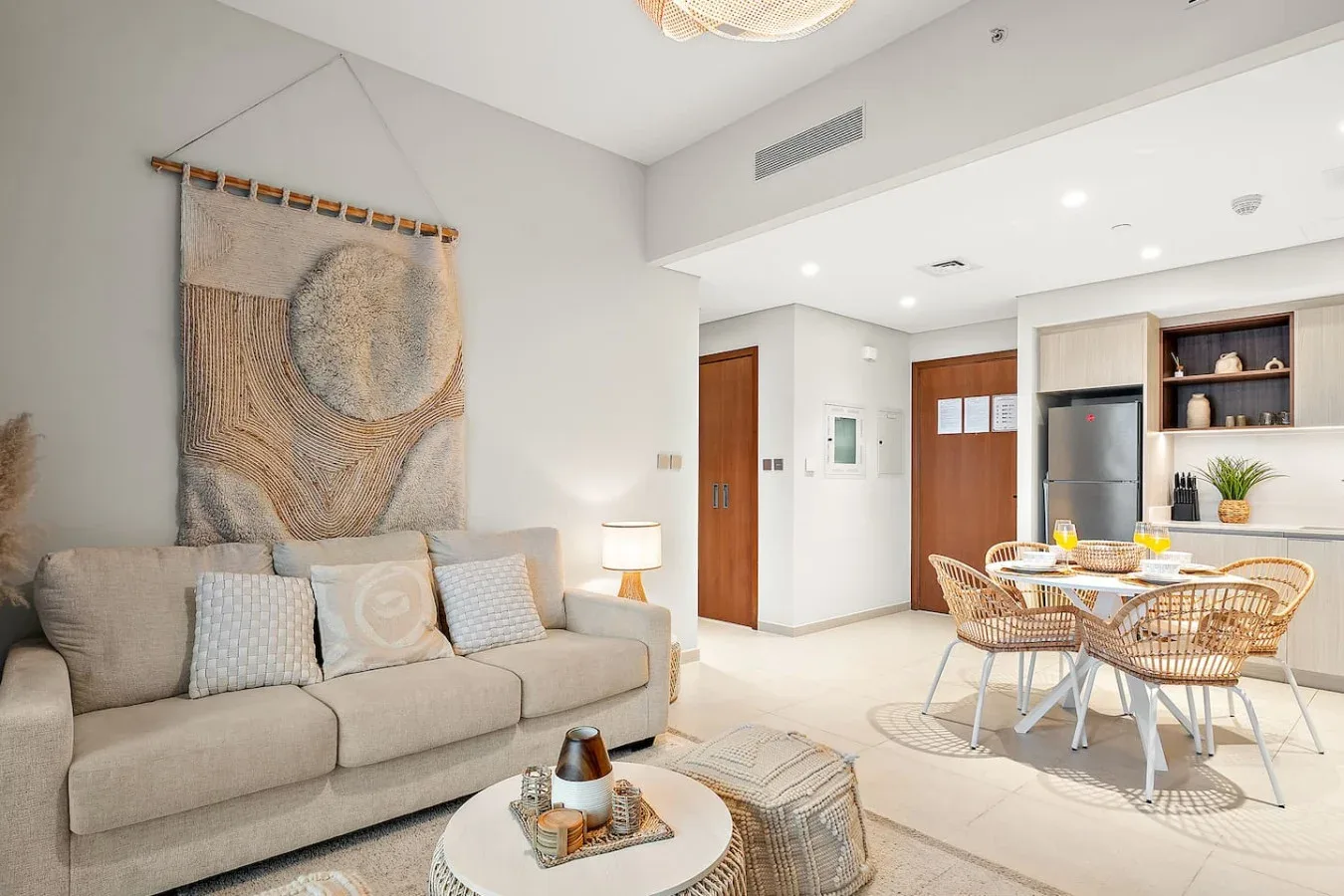 Una luminosa sala de estar y comedor de concepto abierto, con sofá y mesa de comedor.