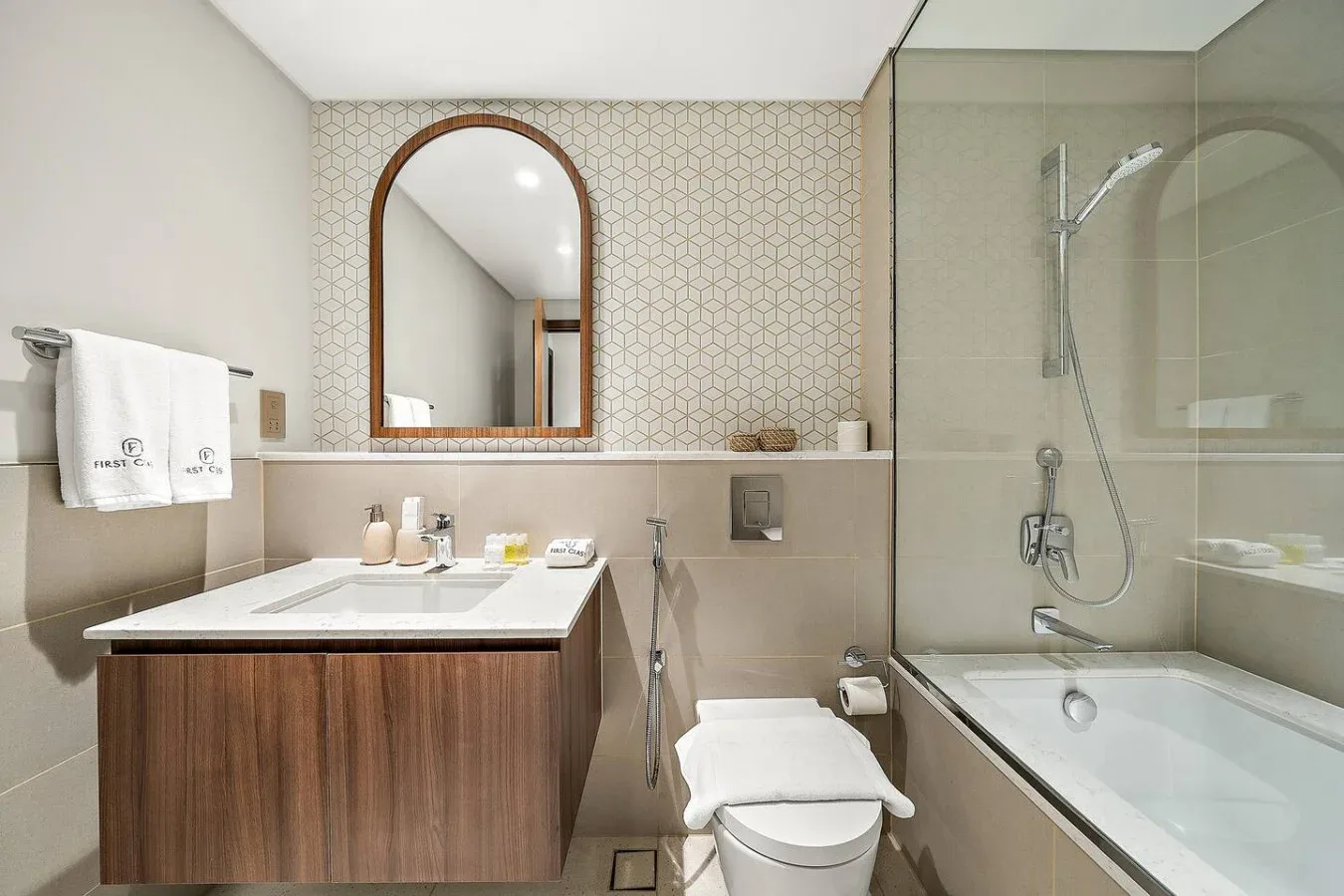 Un baño con lavabo, inodoro y bañera con ducha.