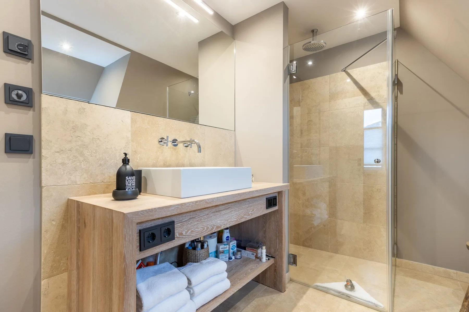Hausteil im UG,EG,OG, ca. 200qm Nutzfl., Nichtraucher, keine Haustiere