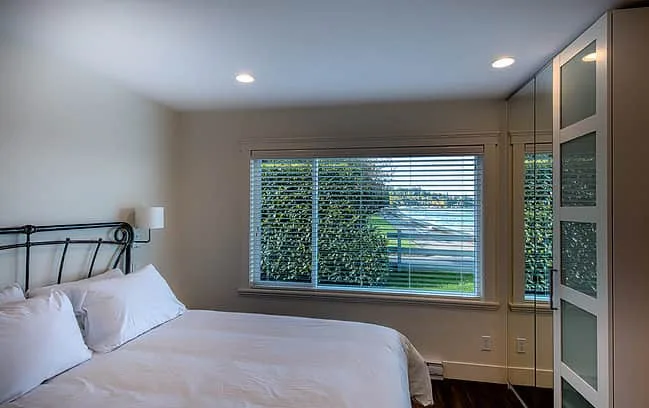 Bedroom with queen bed