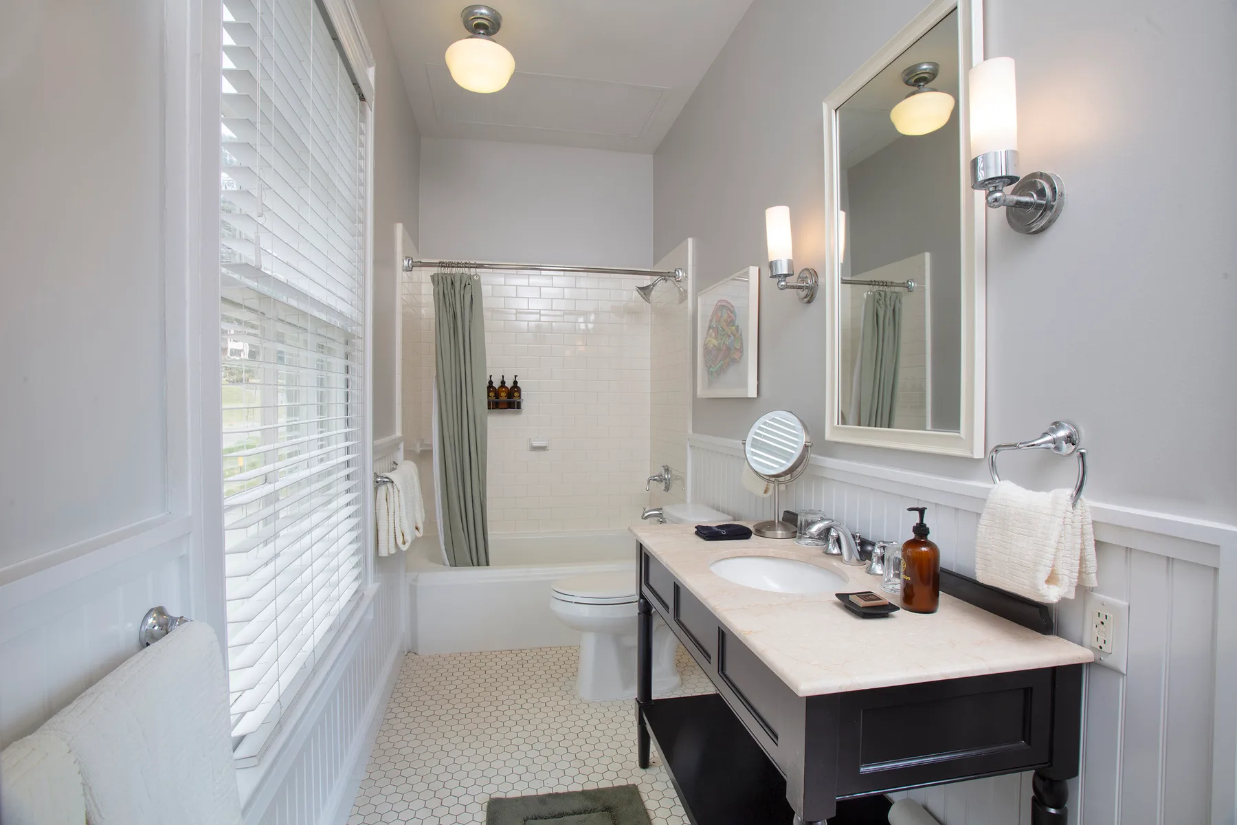Historic King Deluxe city-view bathroom