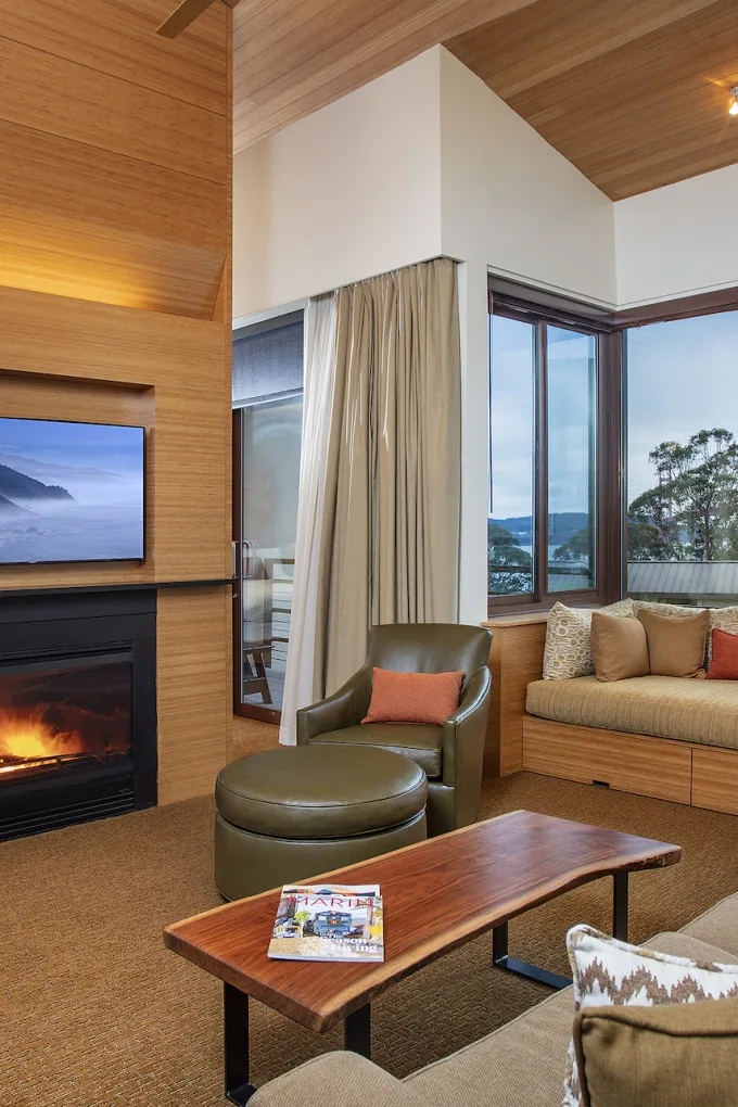 Contemporary king suite