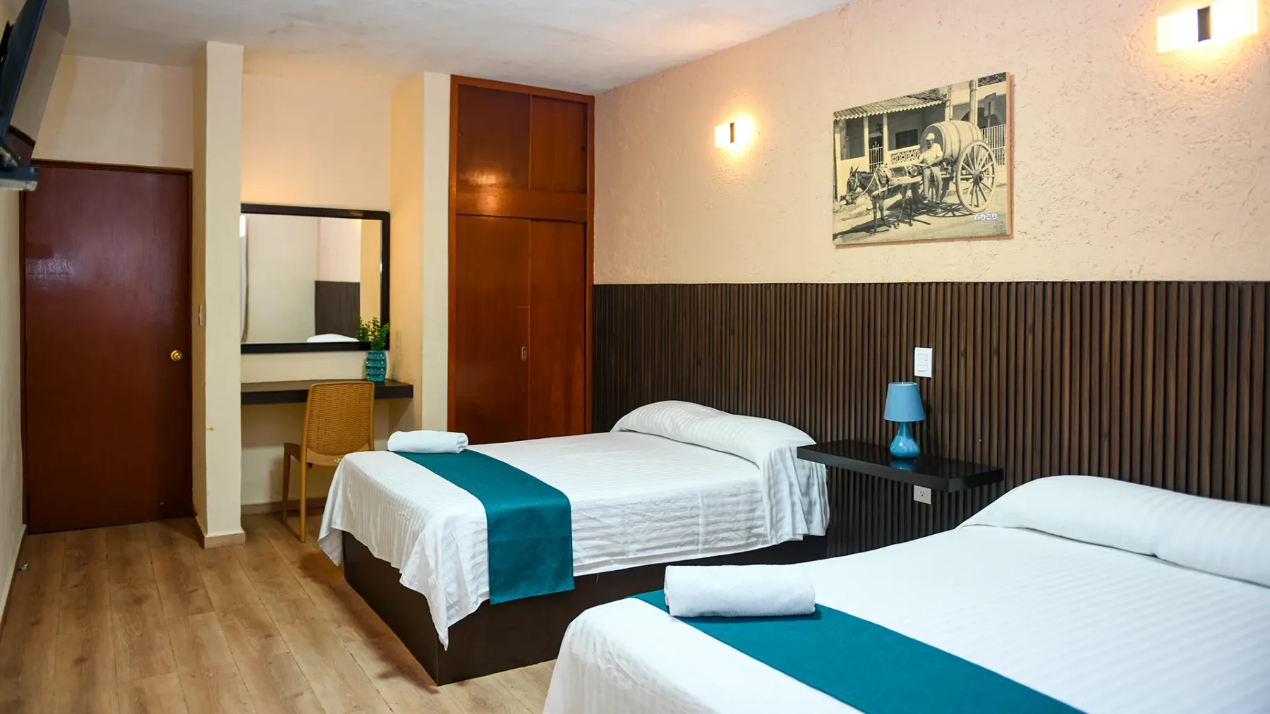 Habitación superior con dos camas y un escritorio