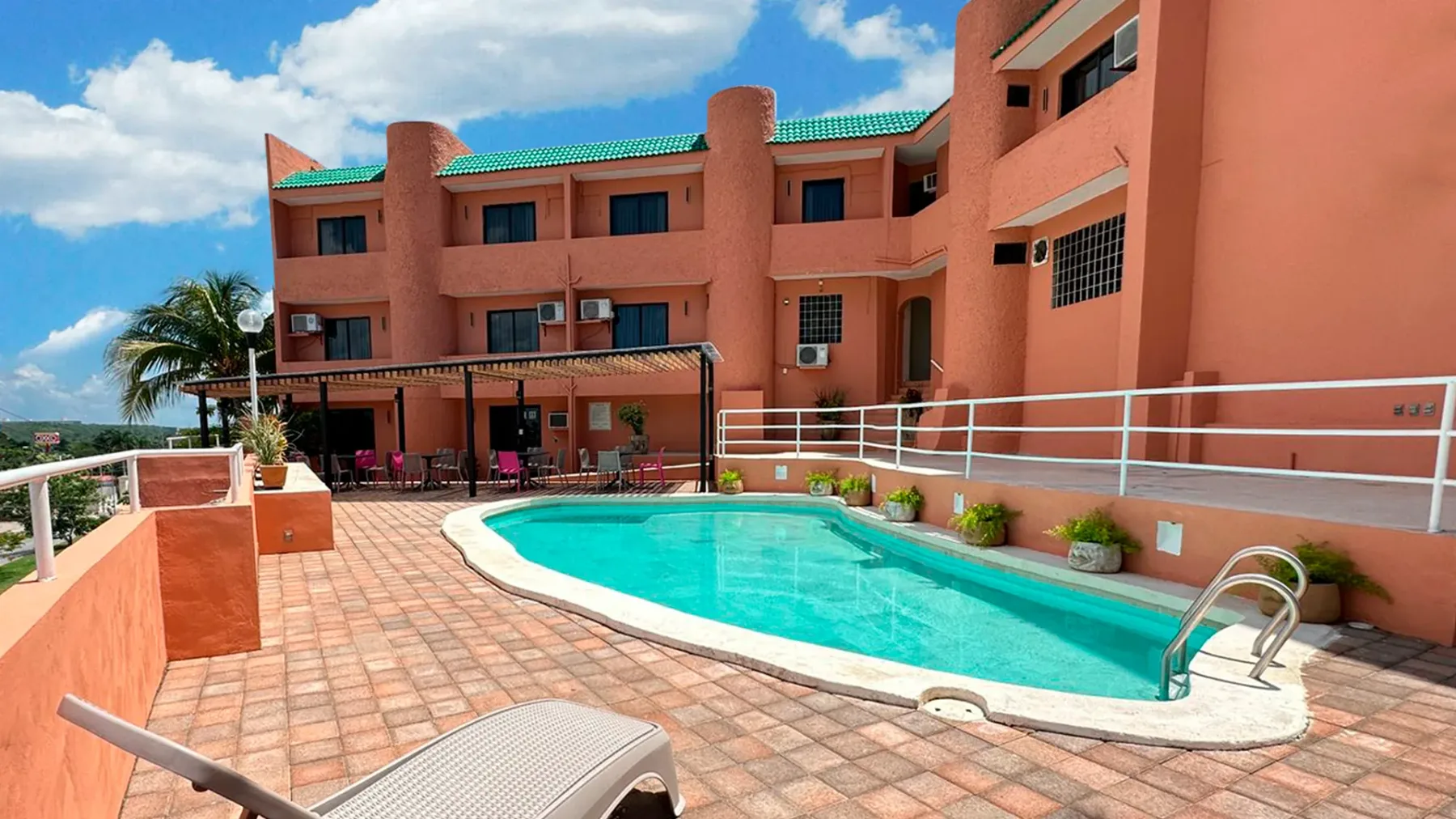 Alberca y edificio del hotel