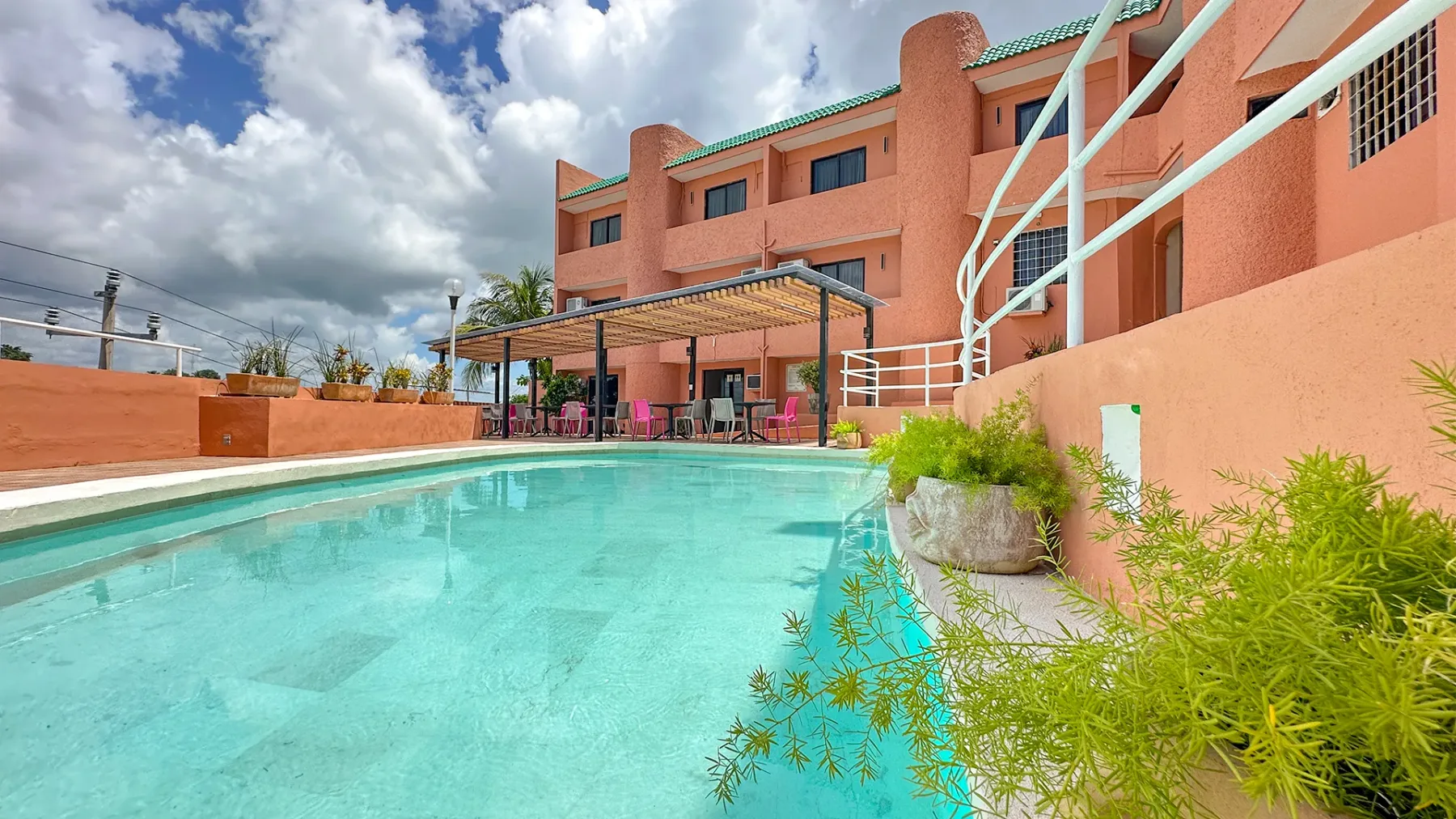 Alberca junto al hotel