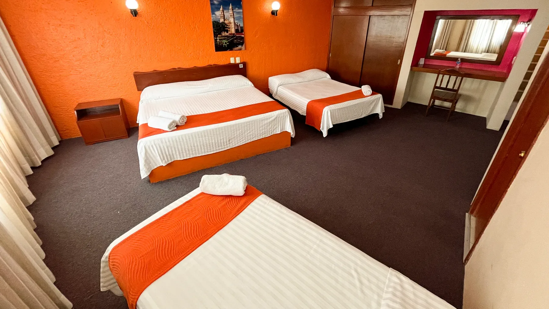 Habitación familiar con una cama grande y dos camas individuales