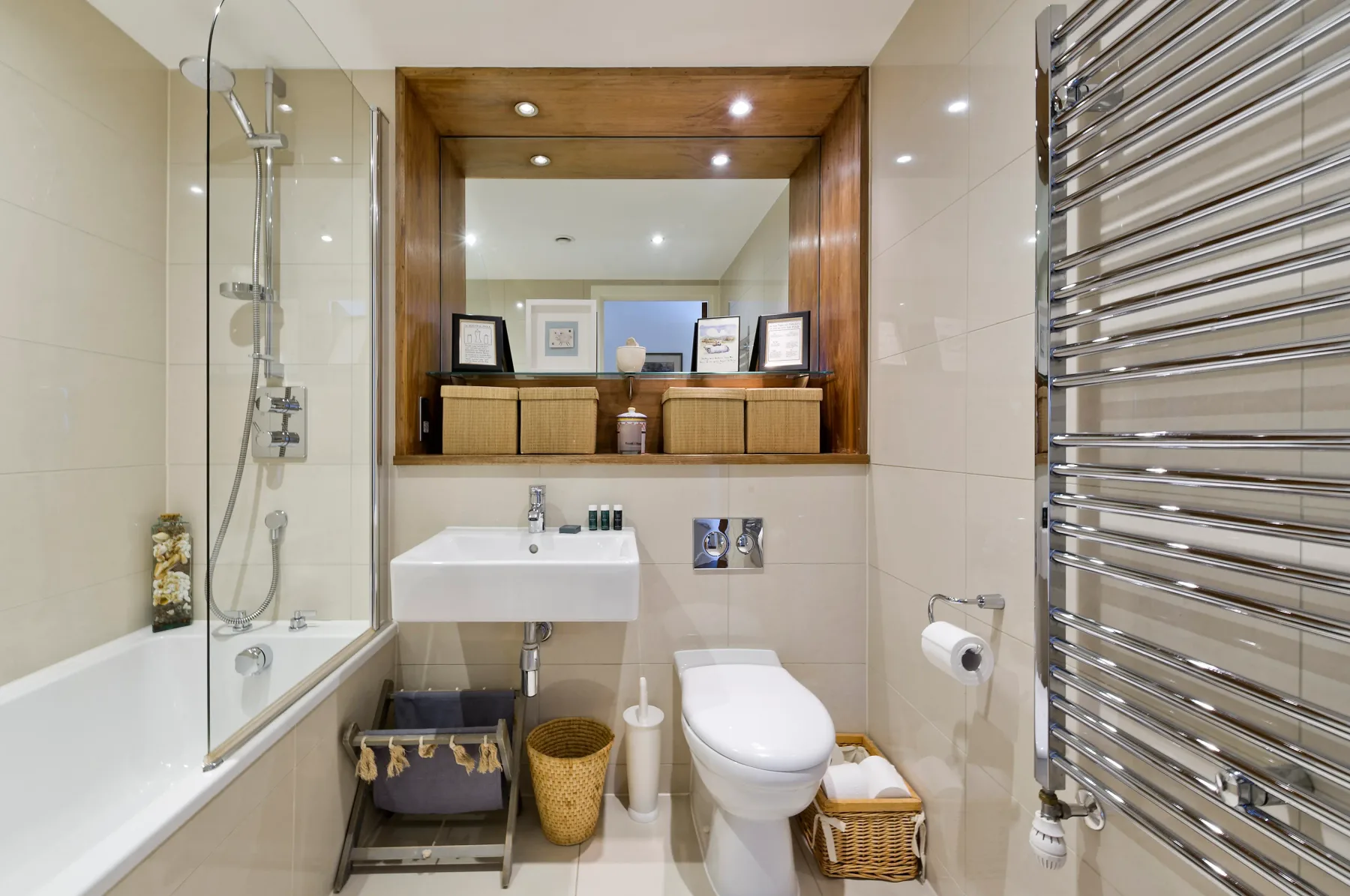 Un baño alicatado con bañera, lavabo e inodoro.