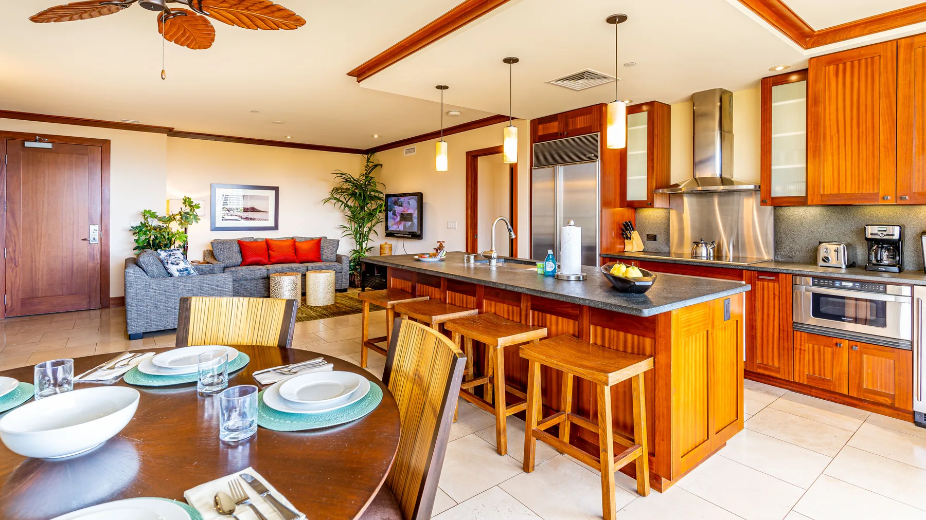 Cocina y sala de estar de concepto abierto, con mesa de comedor y asientos en la isla.