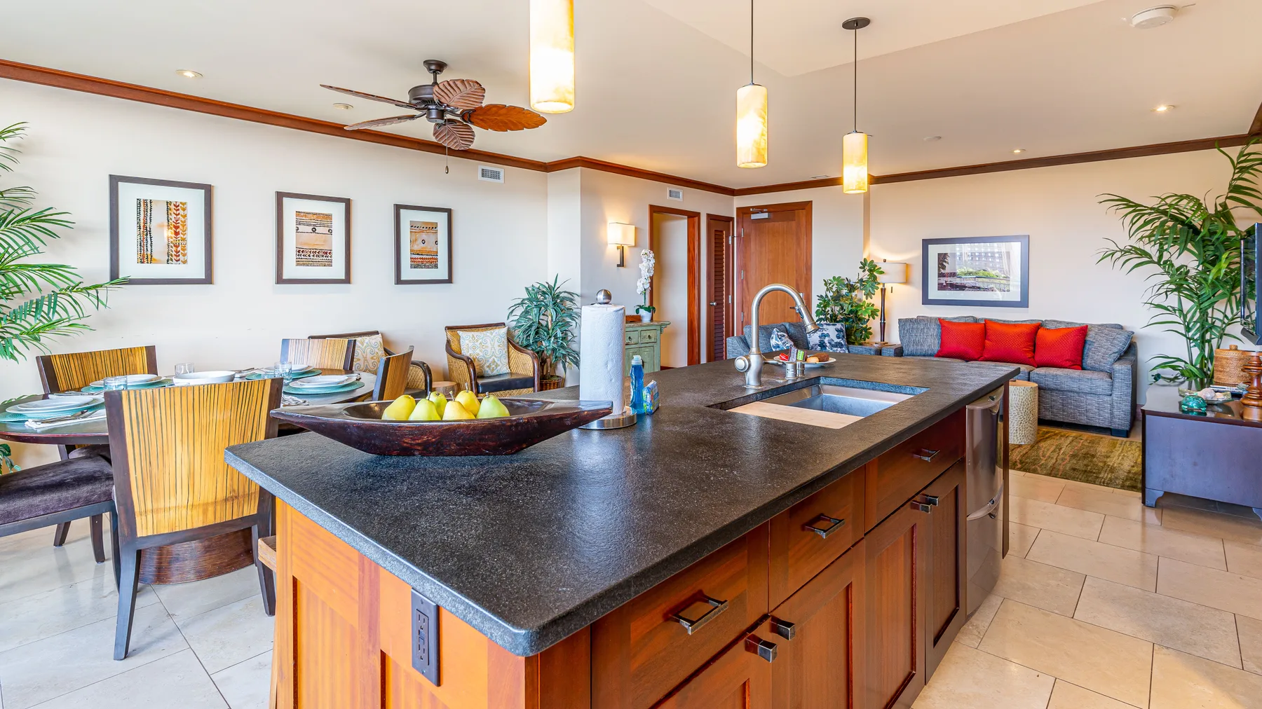 Una cocina y comedor abiertos con una isla grande y asientos.