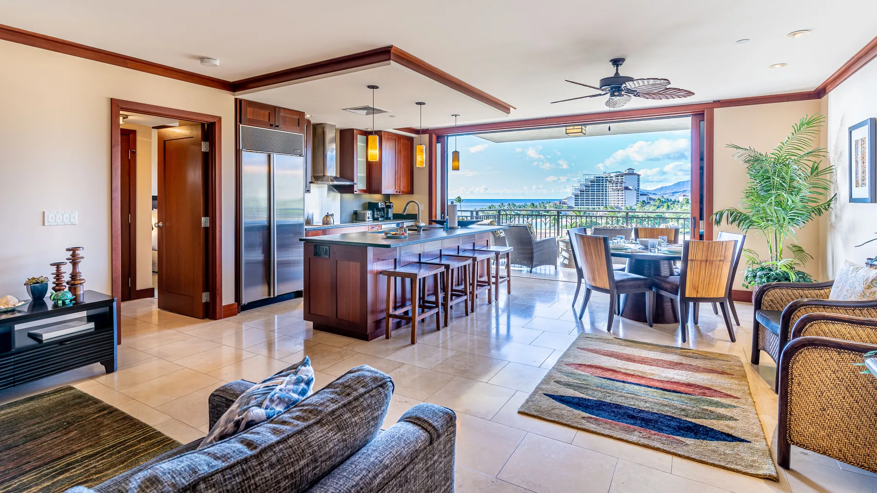 Una luminosa sala-comedor de concepto abierto con cocina y vistas al mar.