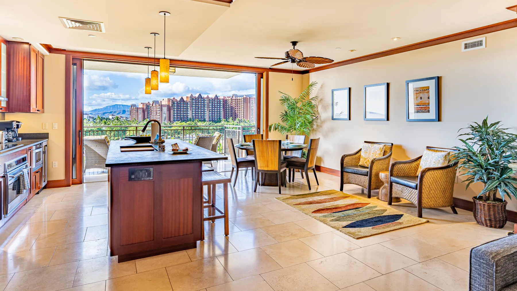 Cocina y comedor abiertos con asientos y una gran ventana con vistas a edificios.